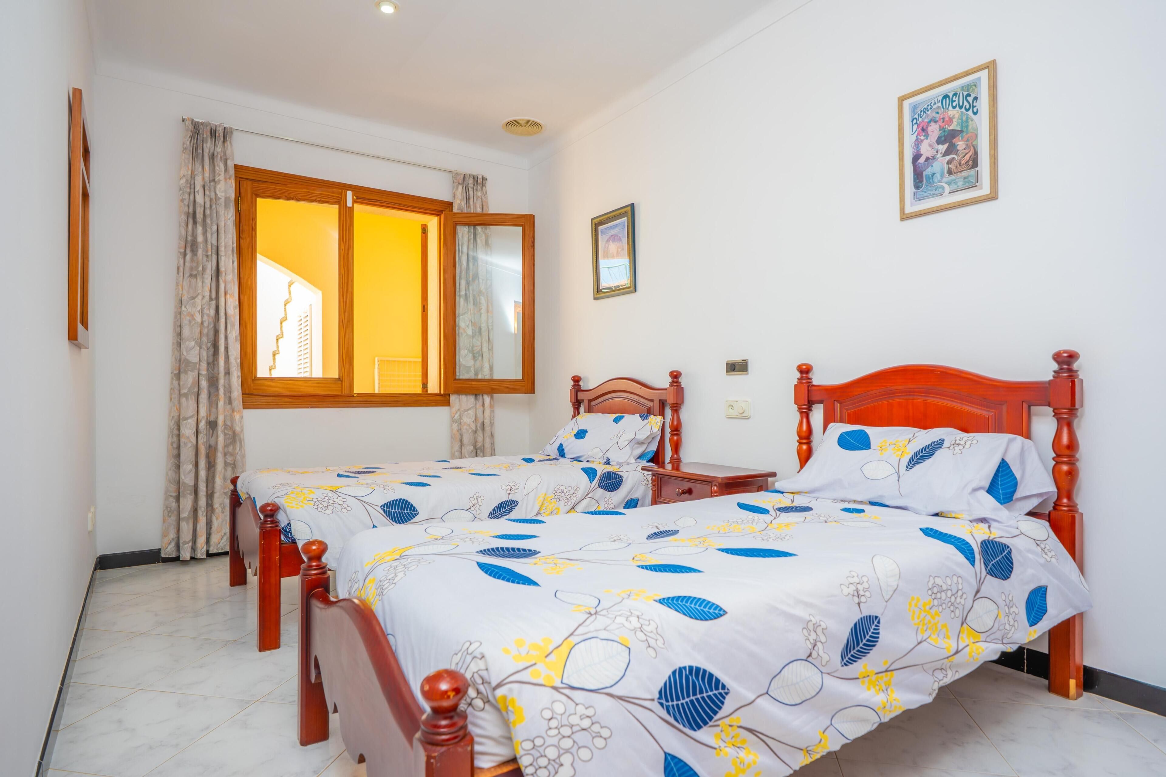 3 bedrooms, iron/ironing board, free WiFi, bed sheets