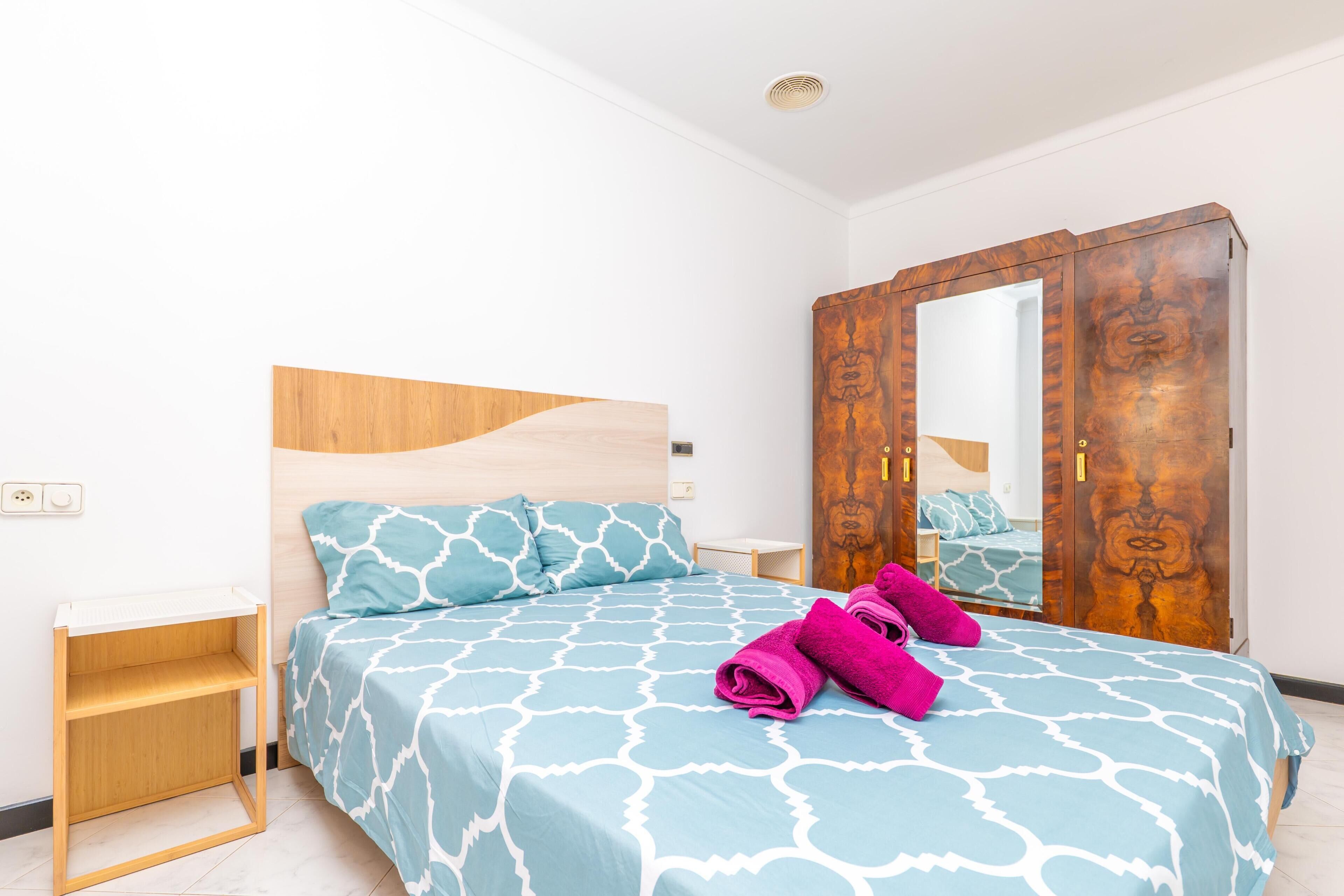 3 slaapkamers, een strijkplank/strijkijzer, gratis wifi, beddengoed