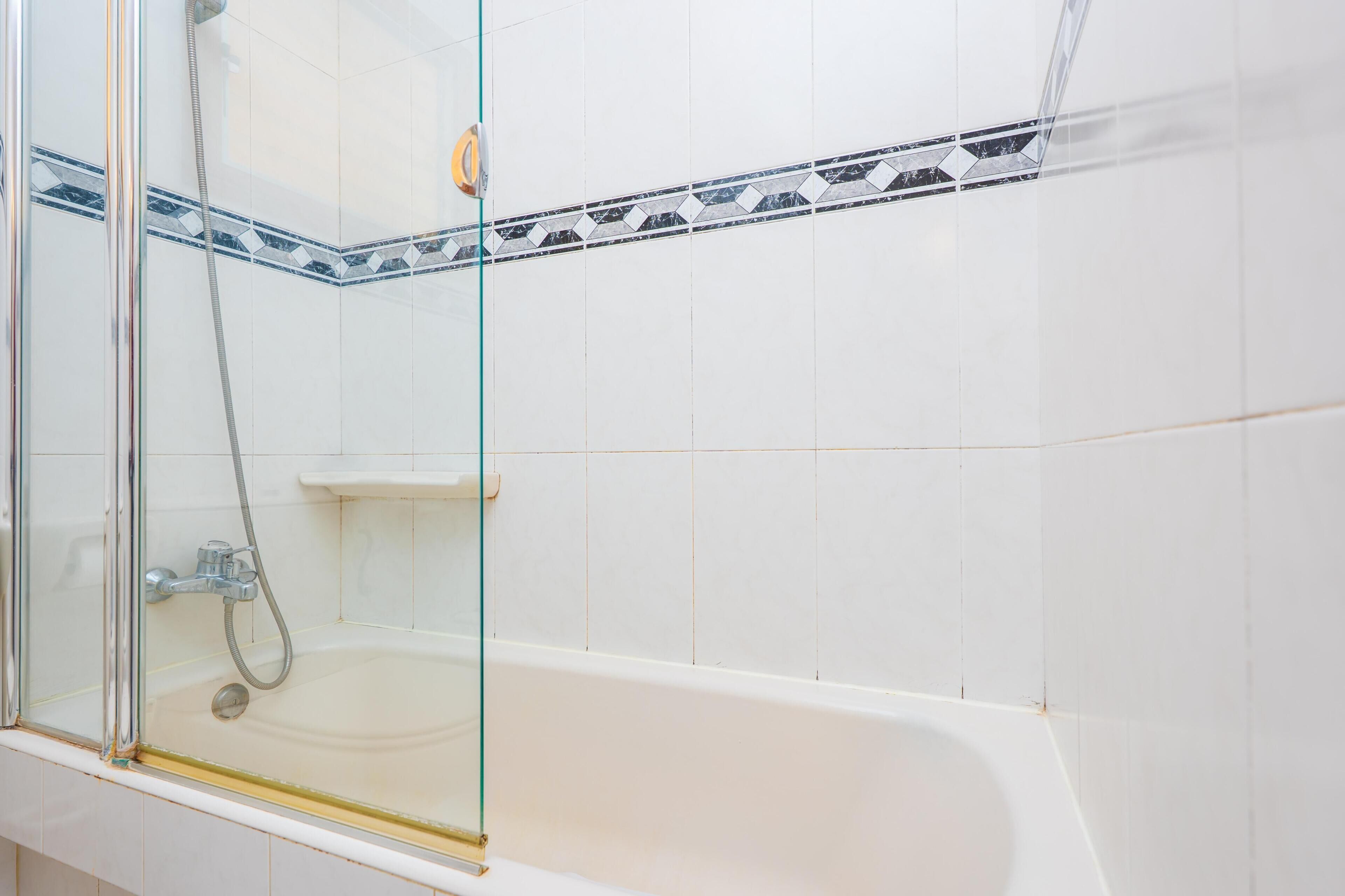 Ensemble douche/baignoire, sèche-cheveux, bidet, serviettes fournies