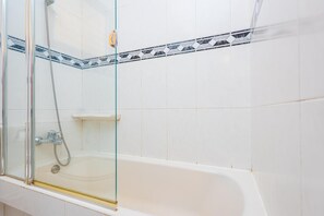 Duschwanne, Haartrockner, Bidet, Handtücher