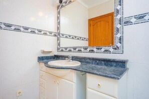 Combined shower/tub, hair dryer, bidet, towels