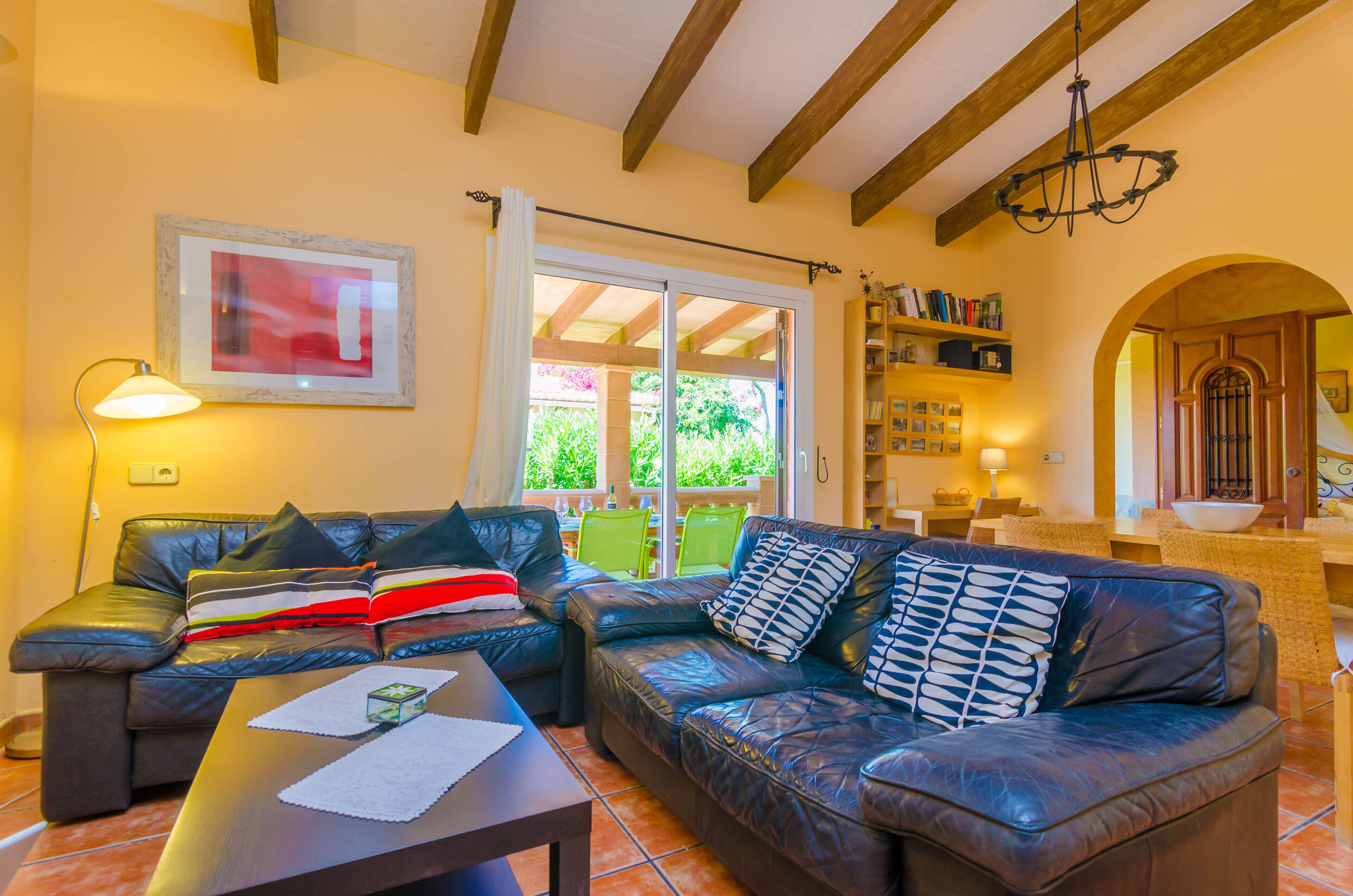 Een televisie, boeken en een stereo