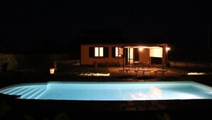 Una casa moderna con una piscina al frente.