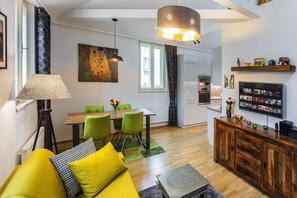 TV, video library, stereo - Beautiful Luxury and Quiet Loft in Central Prague (Praha 3)