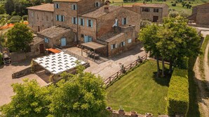 A traditional stone building with multiple windows and a courtyard. - Villa Giare - Villa with private pool (Fratticciola)