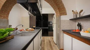 Een koelkast, een magnetron, een oven, een kookplaat