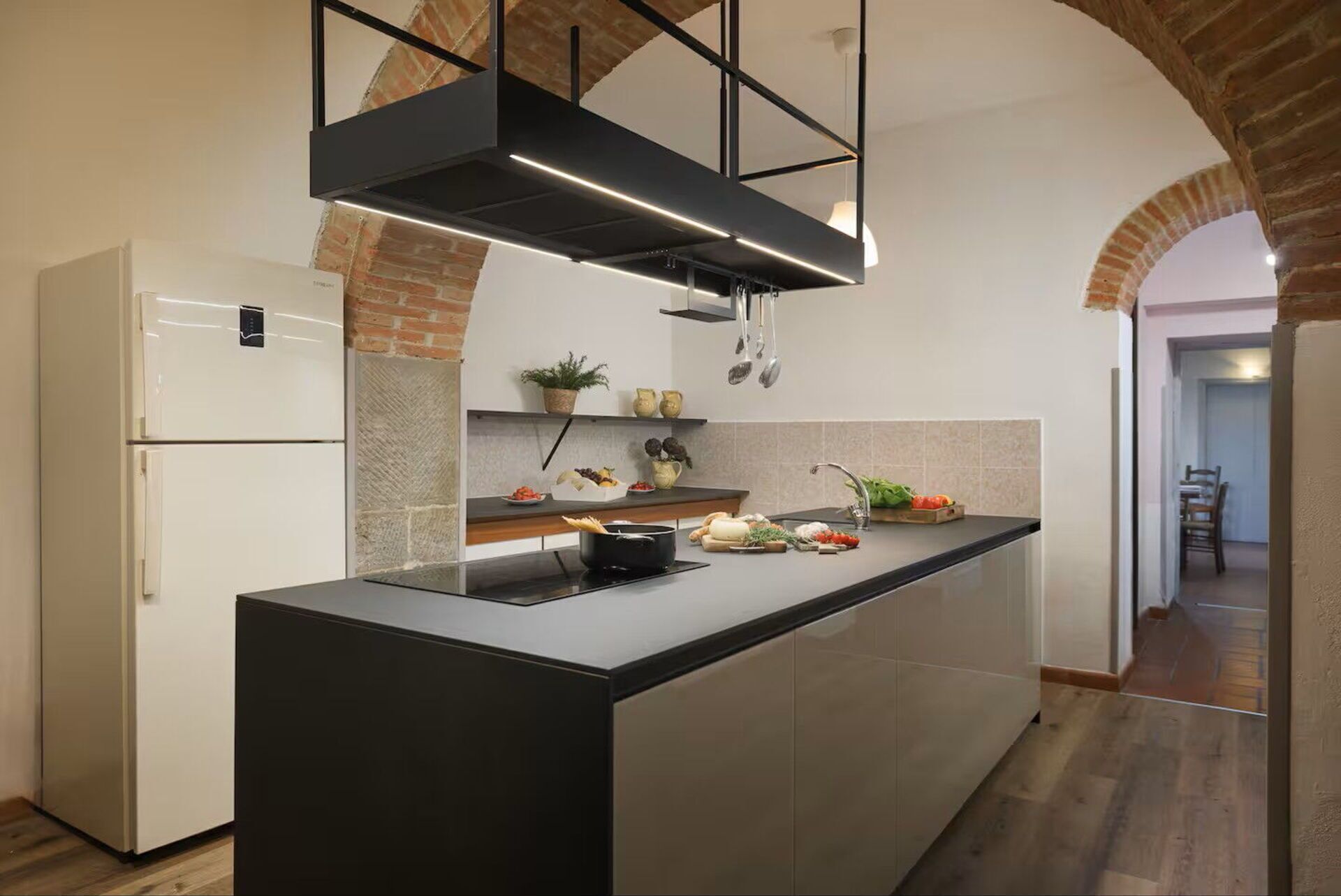 Een koelkast, een magnetron, een oven, een kookplaat