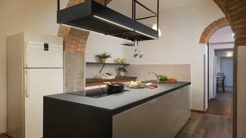 Een koelkast, een magnetron, een oven, een kookplaat