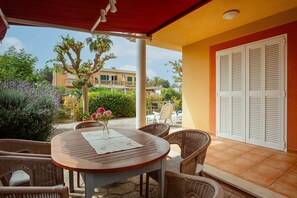 Outdoor dining - VILLA ROSA - Chalet with terrace and free Wifi in Port d'Alcúdia (Alcúdia)