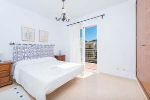 3 slaapkamers, een strijkplank/strijkijzer, gratis wifi, beddengoed