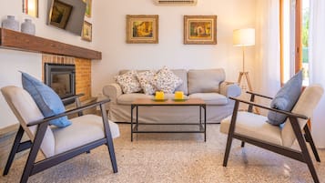 Tv, dvd-afspiller, bøger, stereoanlæg