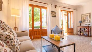 Tv, dvd-afspiller, bøger, stereoanlæg