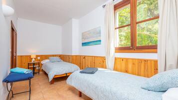 2 bedrooms, iron/ironing board, free WiFi, bed sheets