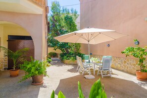 Outdoor dining - CAN PEDRO ROS - Chalet with terrace in S'ILLOT. Free WiFi (S'ILLOT)