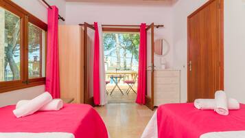 3 bedrooms, iron/ironing board, free WiFi, bed sheets