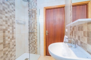 Combined shower/tub, hair dryer, bidet, towels