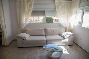 Studio Suite, Sea View | Living area