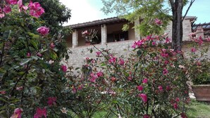 Un edificio con facciata in pietra e tetto in tegole.