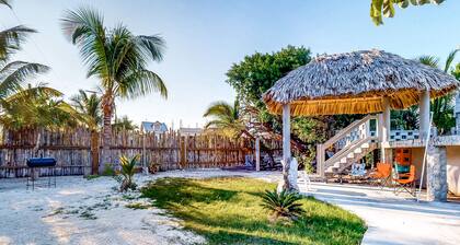 Upper-Level Resort Gem with Great Views, WiFi, AC, Shared Pool & Rooftop Deck