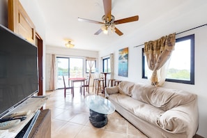 TV - Upper-Level Resort Gem with Great Views, WiFi, AC, Shared Pool & Rooftop Deck (Caye Caulker)