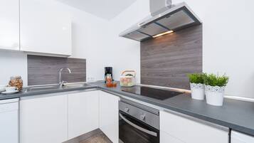 Kylskåp, mikrovågsugn, ugn och spishäll