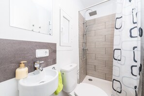 Dusche, Haartrockner, Handtücher