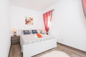 2 slaapkamers, een strijkplank/strijkijzer, gratis wifi, beddengoed