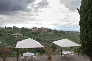 Outdoor dining - Nice apartment for 6 guests with WIFI, pool and TV (Canova)