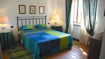 6 bedrooms, iron/ironing board, WiFi (free), bed sheets