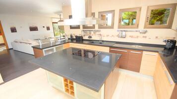 KĂŒhlschrank, Mikrowelle, Ofen, Herdplatte