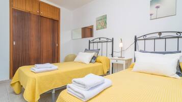 3 slaapkamers, een strijkplank/strijkijzer, gratis wifi, beddengoed