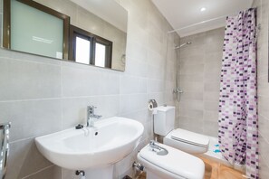 Shower, hair dryer, bidet, towels - CA NA DORA - Chalet with private garden in Santanyi. Free WiFi (Santanyí)