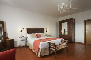 12 chambres, fer et planche à repasser, lit de bébé portatif