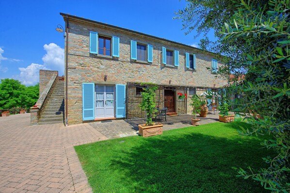 Exterior - Stunning private villa with hot tub, private pool, WIFI, A/C and panoramic view, close to Cortona (Fratticciola)