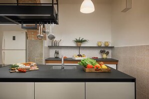 冰箱、微波炉、烤箱、炉灶