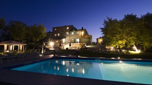 A large building with a swimming pool, surrounded by trees and outdoor seating. - Stunning private villa with hot tub, private pool, WIFI, A/C and panoramic view, close to Cortona (Fratticciola)
