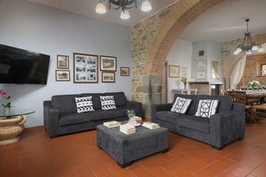 Fireplace - Beautiful private villa with hot tub, A/C, WIFI, private pool and panoramic view, close to Cortona (Fratticciola)