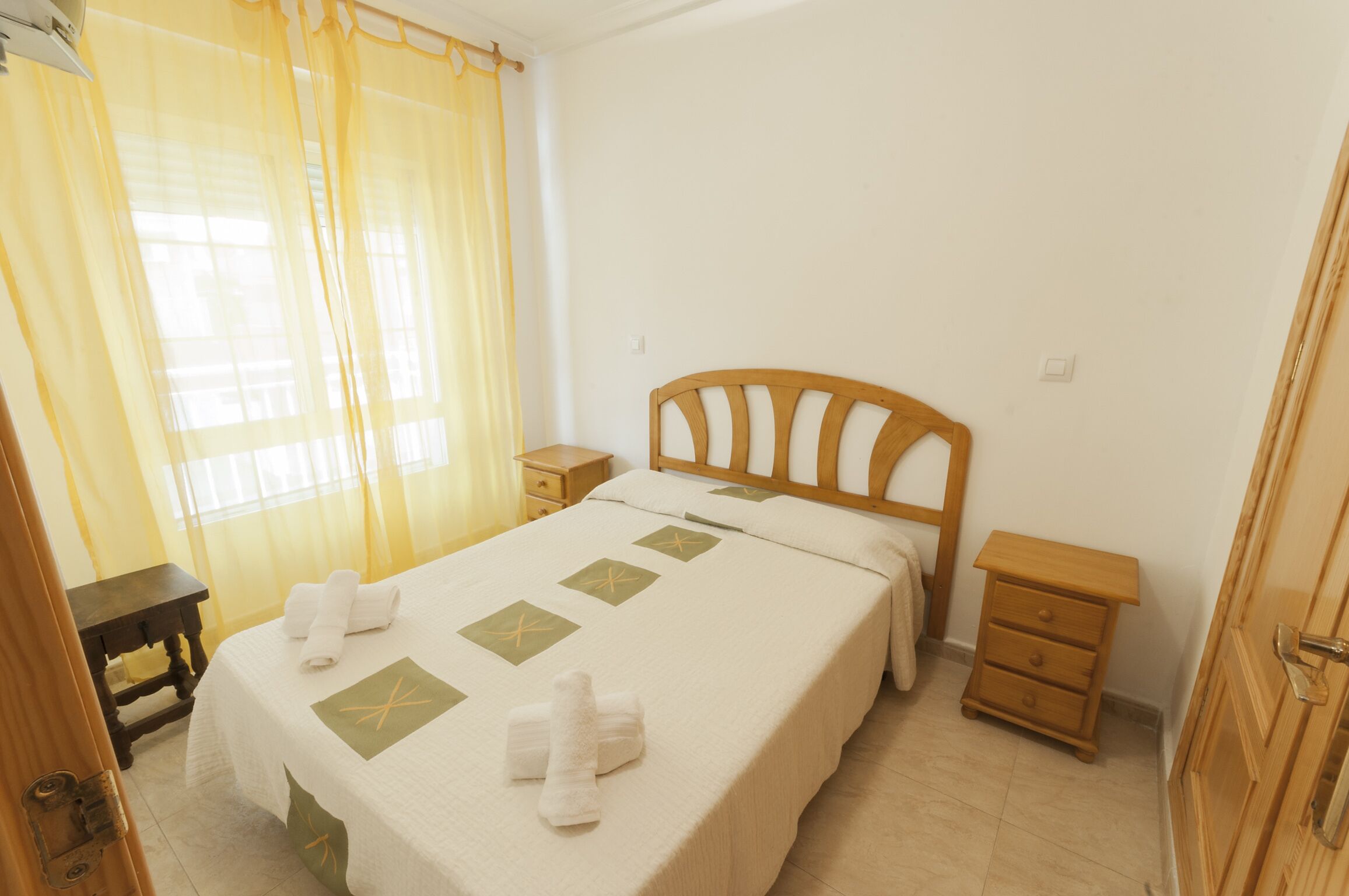 3 habitaciones, tabla de planchar con plancha y ropa de cama 