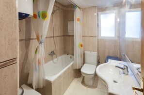 Kombination af bruser/badekar, hårtørrer, bidet, håndklæder