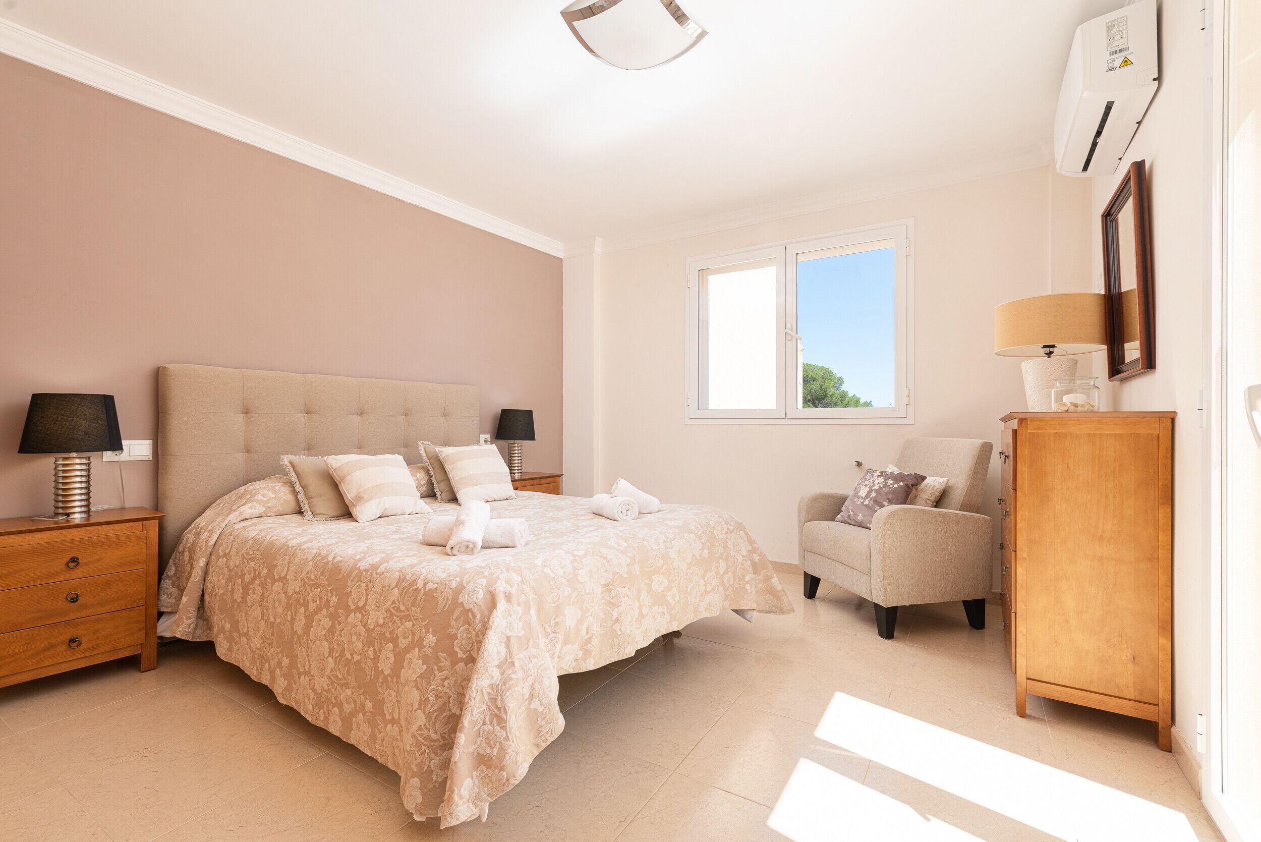 4 bedrooms, iron/ironing board, free WiFi, bed sheets