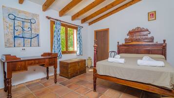 4 slaapkamers, een strijkplank/strijkijzer, gratis wifi, beddengoed