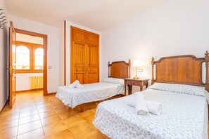 5 bedrooms, iron/ironing board, free WiFi, bed sheets