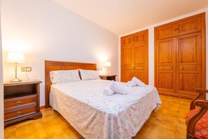 5 bedrooms, iron/ironing board, WiFi (free), bed sheets