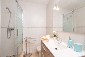 Dusche, Haartrockner, Handtücher