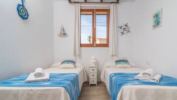 3 makuuhuonetta, silitysrauta/-lauta, ilmainen Wi-Fi, vuodevaatteet