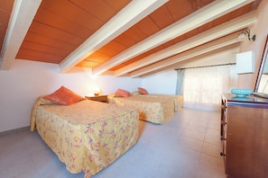 3 bedrooms, iron/ironing board, cots/infant beds, free WiFi