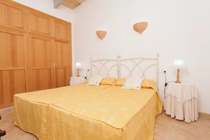 3 bedrooms, iron/ironing board, cots/infant beds, free WiFi