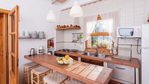 Wasserkocher mit Kaffee-/Teezubehör, Kühlschrank, Mikrowelle, Ofen