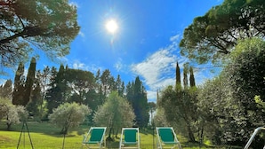 A swimming pool with three green lounge chairs and a clear blue sky. - Stunning private villa for 12 guests with private pool, WIFI, TV, terrace and panoramic view (Montelopio)