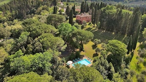 A villa surrounded by lush greenery and a swimming pool. - Stunning private villa for 12 guests with private pool, WIFI, TV, terrace and panoramic view (Montelopio)